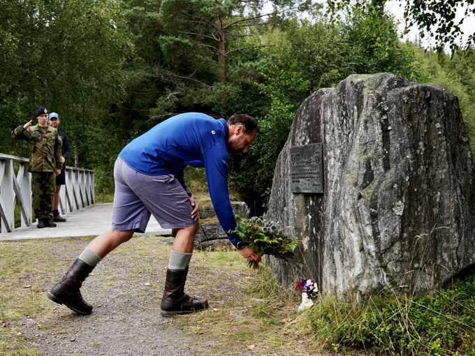 Kronprins Haakon legg blomster ved minnesteinen over grenselosane og hjelparane deira. Foto: Simen Løvberg Sund, Det kongelege hoffet